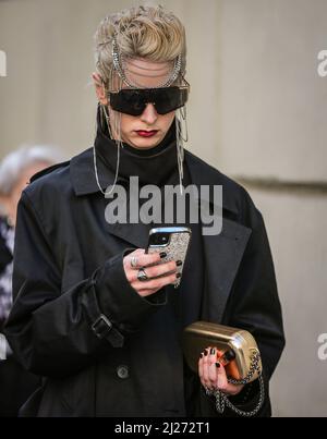 MAILAND, Italien - Februar 25 2022: Frauen auf der Straße in Mailand. Stockfoto