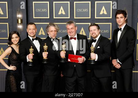 Rachel Zegler, Brian Connor, Paul Lambert, Gerd Nefzer, Tristan Myles, Jacob Elordi im Presseraum für die Academy Awards 94. - Presseraum 2, Dolby Theater, Los Angeles, CA 27. März 2022. Foto: Priscilla Grant/Everett Collection Stockfoto