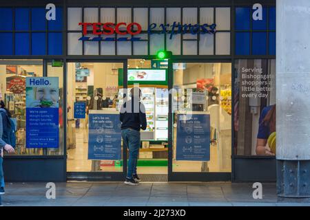 Menschen betreten ein Tesco-Geschäft im Zentrum von London, nachdem die Lockerung der Covid-19-Plan-B-Regeln in Kraft getreten ist. Stockfoto