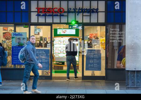 Menschen betreten ein Tesco-Geschäft im Zentrum von London, nachdem die Lockerung der Covid-19-Plan-B-Regeln in Kraft getreten ist. Stockfoto