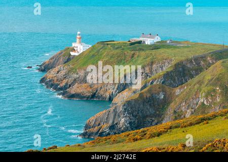 Eine schöne Luftaufnahme von kleinen Gebäuden auf einer Felseninsel im Meer Stockfoto