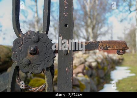 Detail des Schlosses auf dem alten schmiedeeisernen Tor Stockfoto