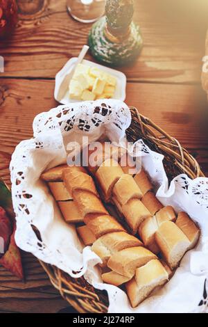 Gib uns heute unser tägliches Brot. Ein kurzer Schuss eines Esstisches mit Essen darauf. Stockfoto