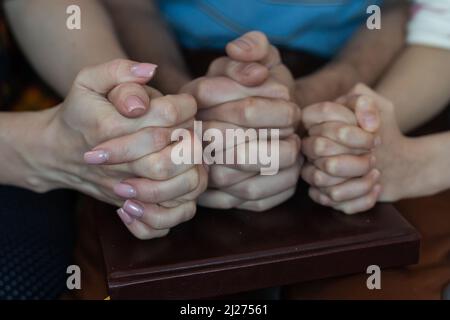 Kinder beten zu Hause mit den Eltern, Familie beten zusammen, Online-Gruppenanbetung, Weltgebetstag, Internationaler Tag des Gebets, Hoffnung, Dankbarkeit Stockfoto