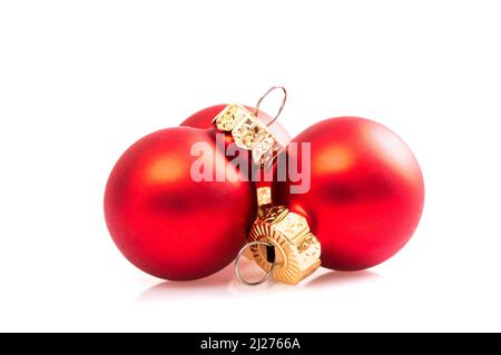 Ein Foto von drei roten weihnachtskugeln isoliert auf weißem Hintergrund Stockfoto