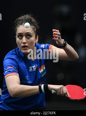 Doha, Katar. 29. März 2022. Manika Batra aus Indien ist während der Einzel-Runde des Spiels 16 gegen Han Ying aus Deutschland beim WTT Star Contender Doha 2022 in Doha, Katar, am 29. März 2022 im Dienst. Kredit: Nikku/Xinhua/Alamy Live Nachrichten Stockfoto