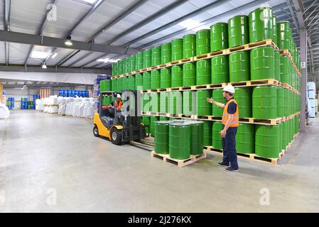 Gruppe der Arbeitnehmer in der Logistikbranche Arbeiten in ein Lager mit Chemikalien Stockfoto