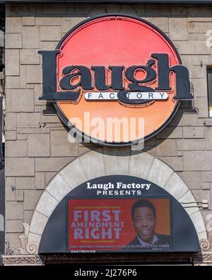 Los Angeles, CA, USA - 28. März 2022: Außenansicht des Comedy-Clubs Laugh Factory mit einem Schild, das die Unterstützung des Comedians Chris Rock zeigt. Stockfoto