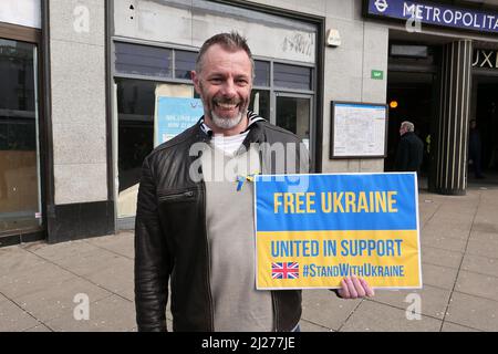 Die ukrainische Armee und Zivilisten verteidigen ihr Land mutig und entschlossen, stehen aber mit überwältigenden Chancen gegenüber. Barbarische Waffen werden von Russland eingesetzt und Tausende sterben, darunter viele Zivilisten. Der Schaden wird sich noch verschlimmern. Ohne die bereits von Ländern wie unserem bereitgestellte militärische Hilfe wären sie nicht in der Lage gewesen, die Russen so heftig zu bekämpfen. Spenden an Wohltätigkeitsorganisationen ( wenn Sie in der Lage sind ) british-ukrainianaid.org ist eine in Großbritannien registrierte Wohltätigkeitsorganisation, die seit Beginn des Konflikts im Jahr 2014 hilft ... Stockfoto