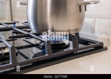 Der Topf befindet sich auf dem Gasbrenner des Ofens. Stockfoto