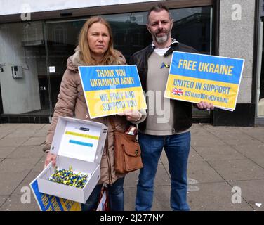 Die ukrainische Armee und Zivilisten verteidigen ihr Land mutig und entschlossen, stehen aber mit überwältigenden Chancen gegenüber. Barbarische Waffen werden von Russland eingesetzt und Tausende sterben, darunter viele Zivilisten. Der Schaden wird sich noch verschlimmern. Ohne die bereits von Ländern wie unserem bereitgestellte militärische Hilfe wären sie nicht in der Lage gewesen, die Russen so heftig zu bekämpfen. Spenden an Wohltätigkeitsorganisationen ( wenn Sie in der Lage sind ) british-ukrainianaid.org ist eine in Großbritannien registrierte Wohltätigkeitsorganisation, die seit Beginn des Konflikts im Jahr 2014 hilft ... Stockfoto