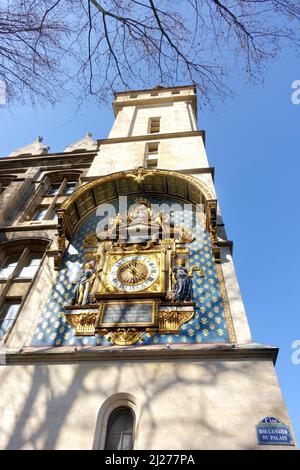 Die conciergerie-Uhr an der Fassade des palais de Justice am Boulevard du Palais in Paris, Frankreich Stockfoto