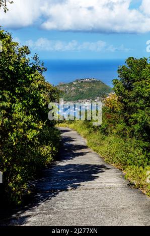 Blick vom Wanderweg Le Chameau. Terre-de-Haut, Iles des Saintes, Les Saintes, Guadeloupe, kleine Antillen, Karibik. Stockfoto