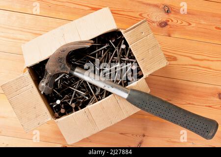 Nägel und Hammer auf einen Tisch Stockfoto