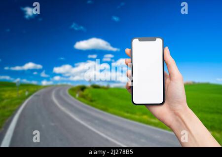 Hand hält blanke Handy in der Natur Stockfoto