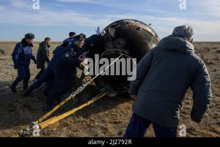 Zhezkazgan, Kasachstan. 30. März 2022. Russische Such- und Rettungsteams treffen kurz nach der Landung des Raumschiffs Sojus MS-19 in einem abgelegenen Gebiet in der Nähe der Stadt Scheskazgan (Kasachstan) mit den Crew-Mitgliedern der NASA der Expedition 66 Mark Vande Hei und den Kosmonauten Pjotr Dubrov und Anton Shkaplerov von Roskosmos am Mittwoch, den 30. März 2022, ein. Vande Hei und Dubrov kehren zur Erde zurück, nachdem sie 355 Tage im Weltall als Mitglieder von Expeditions 64-66 an Bord der Internationalen Raumstation eingefahren sind. Quelle: dpa picture Alliance/Alamy Live News Stockfoto