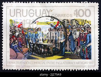 URUGUAY - UM 1975: Eine im Uruguay gedruckte Briefmarke zeigt General Artigas unterzeichnet Handelsabkommen mit Großbritannien, Gemälde von Jose Zorilla de San M Stockfoto