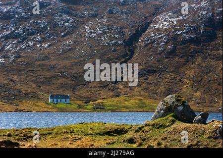 Cravadale Lodge gesehen über Loch na Cleabhaig in der Nähe von Huishinish auf Harris in den Äußeren Hebriden Stockfoto