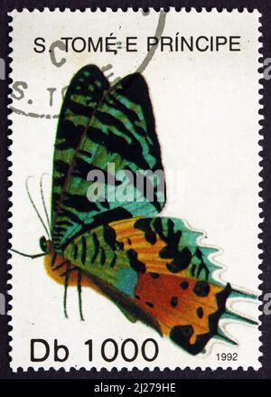 SAO TOME UND PRINIPE - UM 1992: Eine in Sao Tome und Principe gedruckte Briefmarke zeigt die madagassische Sunset Moth, Chrysiridia Rhipheus, Butterfly, um 1992 Stockfoto