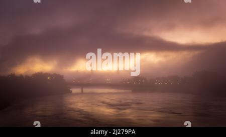 Ein dramatischer Dunstmorgen auf dem Parliament Hill in Ottawa mit Blick auf die Portage Bridge über den Ottawa River. Stockfoto