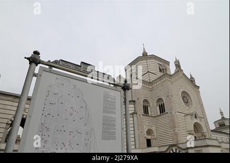 Mailand, Italien. 30. März 2022. Mailand, Italien der Krematorium-Tempel des Monumentalen Friedhofs wird im Rahmen der Mailänder Kunstwoche 2022 das Projekt 'Ninna Nanna' von Maurizio Cattelan vorstellen, eine Ausstellung des Werkes Lullaby (1994). PAC-Schutt in Plastiktüten auf zwei Paletten auf dem Foto: Monumentaler Friedhof Credit: Independent Photo Agency/Alamy Live News Stockfoto