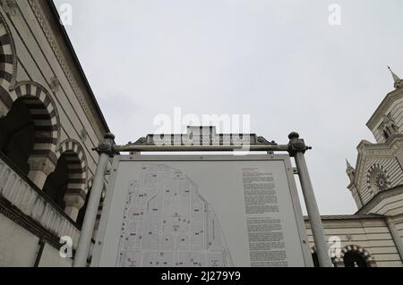 Mailand, Italien. 30. März 2022. Mailand, Italien der Krematorium-Tempel des Monumentalen Friedhofs wird im Rahmen der Mailänder Kunstwoche 2022 das Projekt 'Ninna Nanna' von Maurizio Cattelan vorstellen, eine Ausstellung des Werkes Lullaby (1994). PAC-Schutt in Plastiktüten auf zwei Paletten auf dem Foto: Monumentaler Friedhof Credit: Independent Photo Agency/Alamy Live News Stockfoto