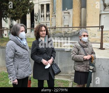 Mailand, Italien. 30. März 2022. Mailand, Italien der Krematorium-Tempel des Monumentalen Friedhofs wird im Rahmen der Mailänder Kunstwoche 2022 das Projekt 'Ninna Nanna' von Maurizio Cattelan vorstellen, eine Ausstellung des Werkes Lullaby (1994). PAC-Schutt in Plastiktüten auf zwei Paletten auf dem Foto: Einige Verwandte der PAC-Opfer Quelle: Independent Photo Agency/Alamy Live News Stockfoto