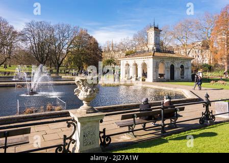 Besucher der Ital Gardens im Hyde Park, London an einem hellen und sonnigen Wintertag. Stockfoto