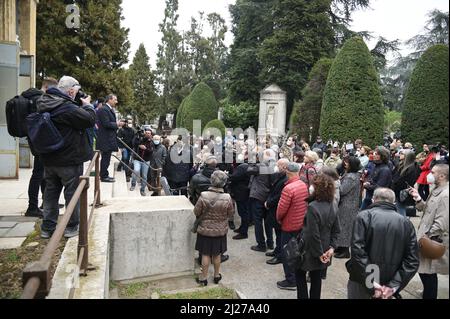 Mailand, Italien. 30. März 2022. Mailand, Italien der Krematorium-Tempel des Monumentalen Friedhofs wird im Rahmen der Mailänder Kunstwoche 2022 das Projekt 'Ninna Nanna' von Maurizio Cattelan vorstellen, eine Ausstellung des Werkes Lullaby (1994). PAC-Schutt in Plastiktüten auf zwei Paletten auf dem Foto: Giuseppe Sala Bürgermeister von Mailand mit Ratsmitgliedern während des Besuchs auf dem Friedhof Monumental Quelle: Independent Photo Agency/Alamy Live News Stockfoto