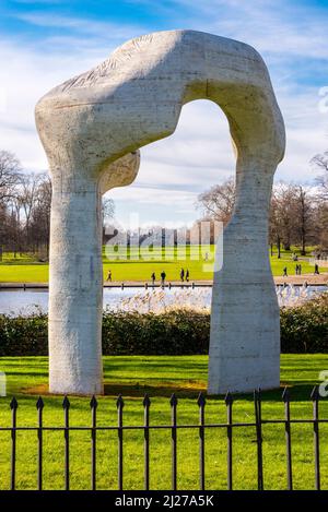 Henry Moores Skulptur The Arch, die sich an einem sonnigen Wintertag neben dem Serpentine im Hyde Park in London befindet. Stockfoto