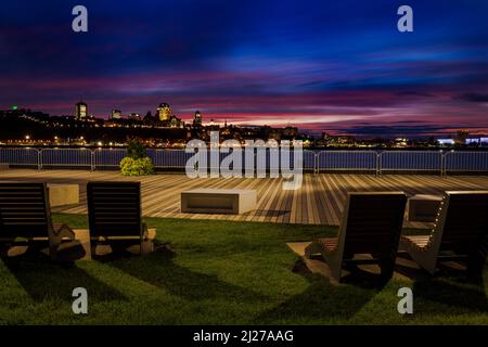 Im Hafen von Lévi, Sonnenuntergang über Quebec City Stockfoto