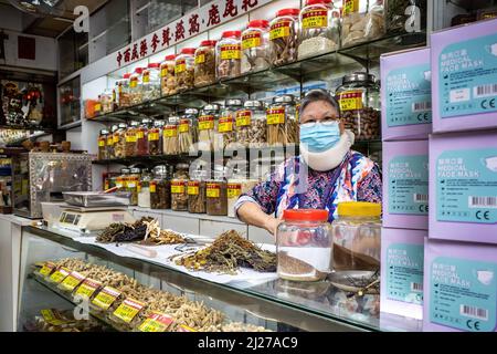 Eine Praktizierende aus der traditionellen chinesischen Medizin (TCM) in ihrer Apotheke. Die Regierung Hongkongs hat sich aktiv für die Verwendung traditioneller chinesischer Medizin zur Behandlung von COVID-19 eingesetzt. Experten sind jedoch besorgt, dass es nicht genügend Beweise aus kontrollierten, von Experten überprüften Studien über die Wirksamkeit dieser Behandlungen für das neuartige Coronavirus gibt. Stockfoto