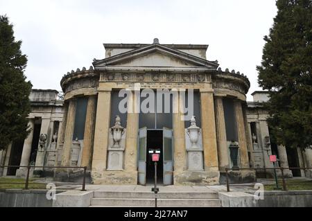 Mailand, Italien. 30. März 2022. Mailand, Italien der Krematorium-Tempel des Monumentalen Friedhofs wird im Rahmen der Mailänder Kunstwoche 2022 das Projekt 'Ninna Nanna' von Maurizio Cattelan vorstellen, eine Ausstellung des Werkes Lullaby (1994). PAC-Schutt in Plastiktüten auf zwei Paletten auf dem Foto: The Crematorium Temple Credit: Independent Photo Agency/Alamy Live News Stockfoto