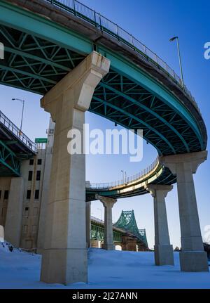 Die Jacques Cartier-Brücke, die den St. Lawrence River nach Montreal überquert, von der Zufahrtsrampe zur Île Ste-Helene Stockfoto