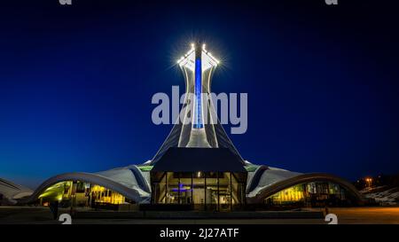 Der geneigte Turm von Montreals Olympiastadion aus dem Jahr 1976 bei Nacht gesehen. Stockfoto