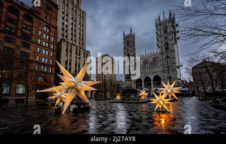 Der Place d'Armes in Montreal, in Vorbereitung auf den Monat Dezember mit Weihnachtsschmuck, Notre Dame Basilika im Hintergrund Stockfoto