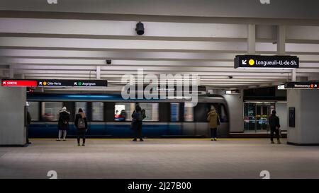 Berry-UQAM Station der Montréal Metro, Menschen in Bewegung Stockfoto