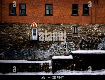 Kleiner Balkon, der nirgendwo in Sherbrooke liegt Stockfoto