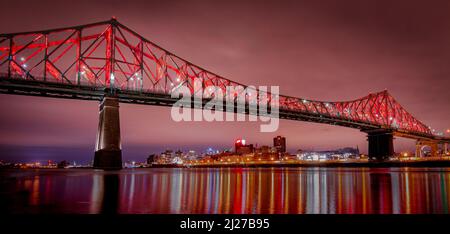 Jacques Cartier Brücke in rot beleuchtet Stockfoto