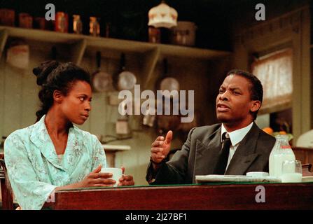 Marcia Myrie (Beneatha Younger), Don Warrington (Walter Lee Younger) in Einer ROSINE IN DER SONNE von Lorraine Hansberry im Palace Theatre, Watford, England 15/11/1989 Design: Martin Johns Beleuchtung: Leonard Tucker Regie: Lou Stein Stockfoto