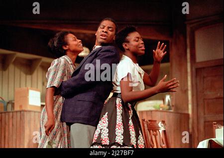 l-r: Marcia Myrie (Beneatha Younger), Don Warrington (Walter Lee Younger), Valerie Buchanan (Ruth Younger) in Einer ROSINE IN DER SONNE von Lorraine Hansberry im Palace Theatre, Watford, England 15/11/1989 Design: Martin Johns Beleuchtung: Leonard Tucker Regie: Lou Stein Stockfoto