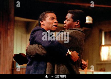 l-r: Don Warrington (Walter Lee Younger), Douglas Fields (George Murchison) in Einer ROSINE IN DER SONNE von Lorraine Hansberry im Palace Theatre, Watford, England 15/11/1989 Design: Martin Johns Beleuchtung: Leonard Tucker Regie: Lou Stein Stockfoto