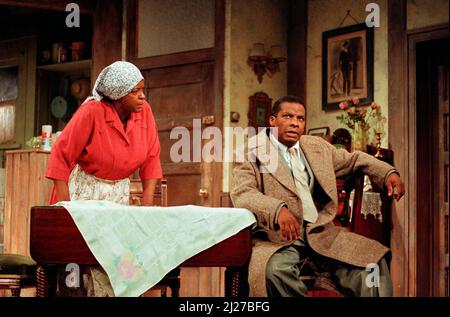 Isabelle Lucas (Lena Younger / Mama), Don Warrington (Walter Lee Younger) in Einer ROSINE IN DER SONNE von Lorraine Hansberry im Palace Theatre, Watford, England 15/11/1989 Design: Martin Johns Beleuchtung: Leonard Tucker Regie: Lou Stein Stockfoto