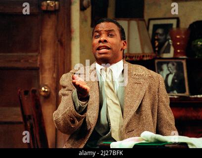 Don Warrington (Walter Lee Younger) in Einer ROSINE IN DER SONNE von Lorraine Hansberry im Palace Theatre, Watford, England 15/11/1989 Design: Martin Johns Beleuchtung: Leonard Tucker Regie: Lou Stein Stockfoto