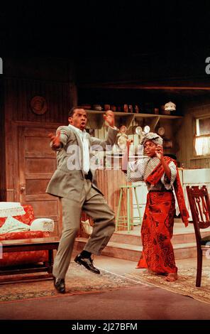 Don Warrington (Walter Lee Younger), Marcia Myrie (Beneatha Younger) in Einer ROSINE IN DER SONNE von Lorraine Hansberry im Palace Theatre, Watford, England 15/11/1989 Design: Martin Johns Beleuchtung: Leonard Tucker Regie: Lou Stein Stockfoto