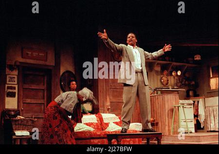 Marcia Myrie (Beneatha Younger - Front), Valerie Buchanan (Ruth Younger - Rear), Don Warrington (Walter Lee Younger) in Einer ROSINE IN DER SONNE von Lorraine Hansberry im Palace Theatre, Watford, England 15/11/1989 Design: Martin Johns Beleuchtung: Leonard Tucker Regie: Lou Stein Stockfoto