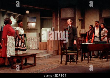 l-r: Isabelle Lucas (Lena Younger / Mama), Marcia Myrie (Beneatha Younger), Leon Silver (Karl Lindner), Obinna Ihenacho (Travis Younger), Don Warrington (Walter Lee Younger), Valerie Buchanan (Ruth Younger) in A ROSINE IN THE SUN von Lorraine Hansberry im Palace Theatre, Watford, England 15/11/1989 Design: Martin Johns Beleuchtung: Leonard Tucker Regie: Lou Stein Stockfoto