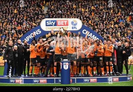 Die Fußballspieler des Wolves FC feiern den Gewinn der Meisterschaft. Wolverhampton Wanderers feiern den Gewinn der Sky Bet Championship 28/04/2018 Stockfoto