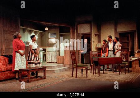 l-r: Isabelle Lucas (Lena Younger / Mama), Marcia Myrie (Beneatha Younger), Leon Silver (Karl Lindner), Obinna Ihenacho (Travis Younger), Don Warrington (Walter Lee Younger), Valerie Buchanan (Ruth Younger) in A ROSINE IN THE SUN von Lorraine Hansberry im Palace Theatre, Watford, England 15/11/1989 Design: Martin Johns Beleuchtung: Leonard Tucker Regie: Lou Stein Stockfoto