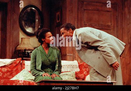 Valerie Buchanan (Ruth Younger), Don Warrington (Walter Lee Younger) in Einer ROSINE IN DER SONNE von Lorraine Hansberry im Palace Theatre, Watford, England 15/11/1989 Design: Martin Johns Beleuchtung: Leonard Tucker Regie: Lou Stein Stockfoto